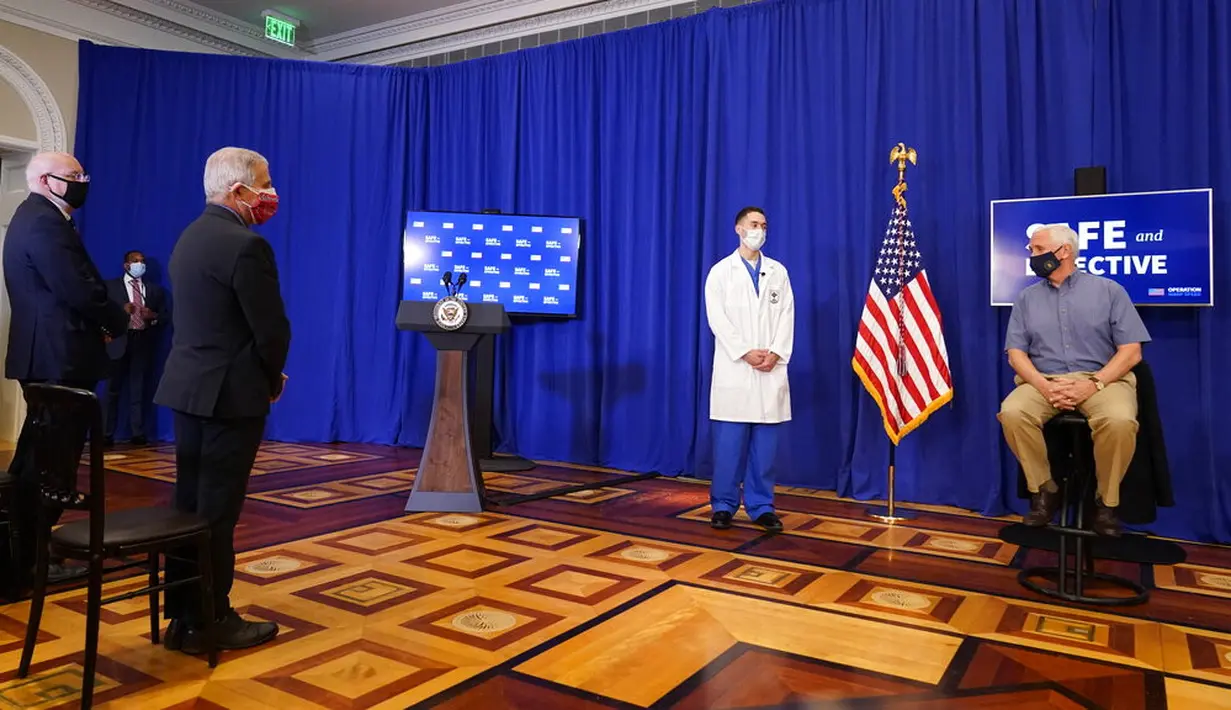 Wakil Presiden Amerika Serikat Mike Pence (kanan) berbicara sebelum menerima suntikan vaksin COVID-19 Pfizer-BioNTech di Gedung Putih, Washington, Jumat (18/12/2020). Pence dalam kesempatan itu pun menyebut vaksinasi tersebut sebagai "keajaiban medis". (AP Photo/Andrew Harnik)