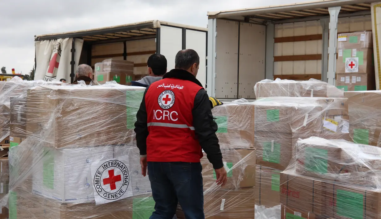 Kargo kemanusiaan seberat 8 ton tersebut termasuk bahan bedah untuk mendukung rumah sakit Sudan. (Photo by ICRC / AFP)