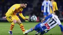 Gelandang Barcelona, Lionel Messi, melepaskan tendangan saat melawan Espanyol pada laga La Liga Spanyol di Stadion RCDE, Cornella de Llobregat, Sabtu 
(4/1). Kedua klub bermain imbang 2-2. (AFP/Pau Barrena)