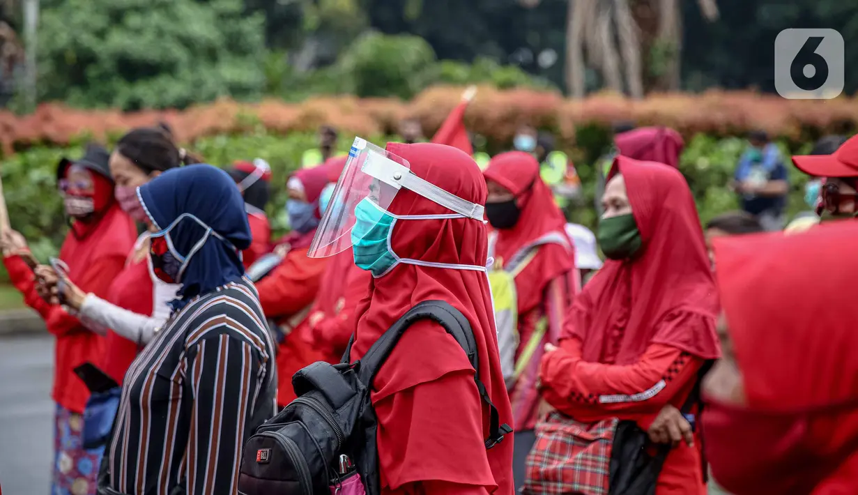 Massa yang tergabung dalam Serikat Rakyat Miskin Indonesia (SRMI) berunjuk rasa di kawasan Patung Kuda, Jakarta, Selasa (27/10/2020). Dalam aksi tersebut massa menuntut pencabutan Omnibus Law Undang-Undang Cipta Kerja yang dianggap merugikan masyarakat miskin. (Liputan6.com/Faizal Fanani)