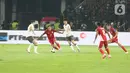 Sebelumnya, sama-sama ingin meraih hasil sempurna, kedua timnas bermain ketat dan sengit sejak awal pertandingan. (Liputan6.com/Angga Yuniar)