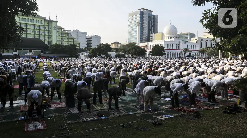 FOTO: Pandemi, Salat Id di Masjid Al-Azhar Terapkan Protokol Kesehatan