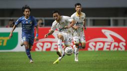 Pemain Martapura Dewa United, Gufroni Al Maruf melepaskan umpan saat menghadapi PSIM Yogyakarta dalam laga perebutan tempat ketiga Liga 2 2021 di Stadion Pakansari, Bogor, Kamis (30/12/2021). (Bola.com/Bagaskara Lazuardi)