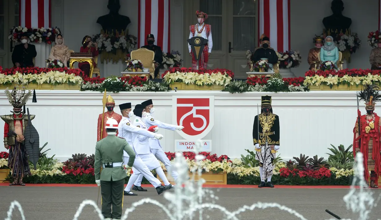 Pasukan Pengibar Bendera Pusaka (Paskibraka) membawa Bendera Merah Putih saat Upacara Peringatan Detik-Detik Proklamasi 1945 yang dipimpin oleh Presiden Joko Widodo di Istana Merdeka, Jakarta, Senin (17/8/2020). (Foto: Biro Pers Sekretariat Presiden)