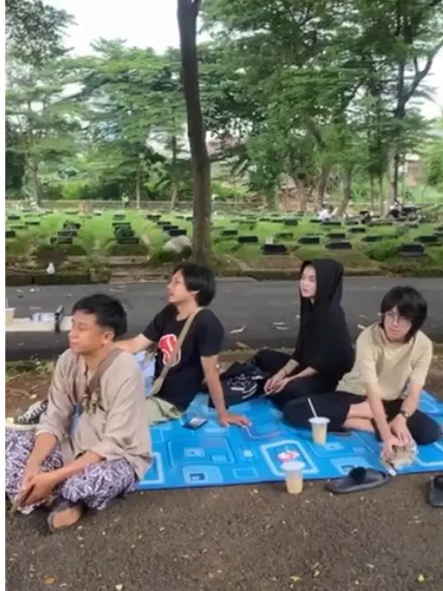 6 Potret Karina Ranau dan Anak-anak Bangun Makam Epy Kusnandar, Dipasangi Rumput