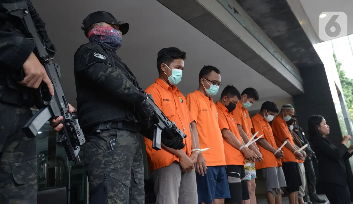 Petugas menghadirkan tersangka dalam rilis tindak pidana pemalsuan surat hasil tes PCR dan swab antigen di Polda Metro Jaya, Selasa (13/7/2021). Polda Metro Jaya menangkap dua tersangka berinsial NI dan NFA itu ditangkap di Tangerang, Banten pada Sabtu, 10 Juli 2021. (merdeka.com/Imam Buhori)