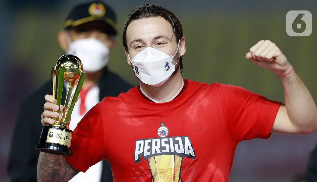 Pemain Persija Jakarta, Marc Klok, mendapat penghargaan sebagai pemain terbaik Piala Menpora 2021 di Stadion Manahan, Solo, Minggu (25/4/2021). (Bola.com/M Iqbal Ichsan)