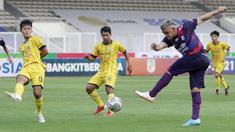 RANS Cilegon FC seharusnya kecewa karena gagal menumbangkan Perserang Serang. Sebab, Cristian Gonzales dan kawan-kawan tampil mendominasi dengan persentase penguasaan bola mencapai 66 persen. (Bola.com/M Iqbal Ichsan)