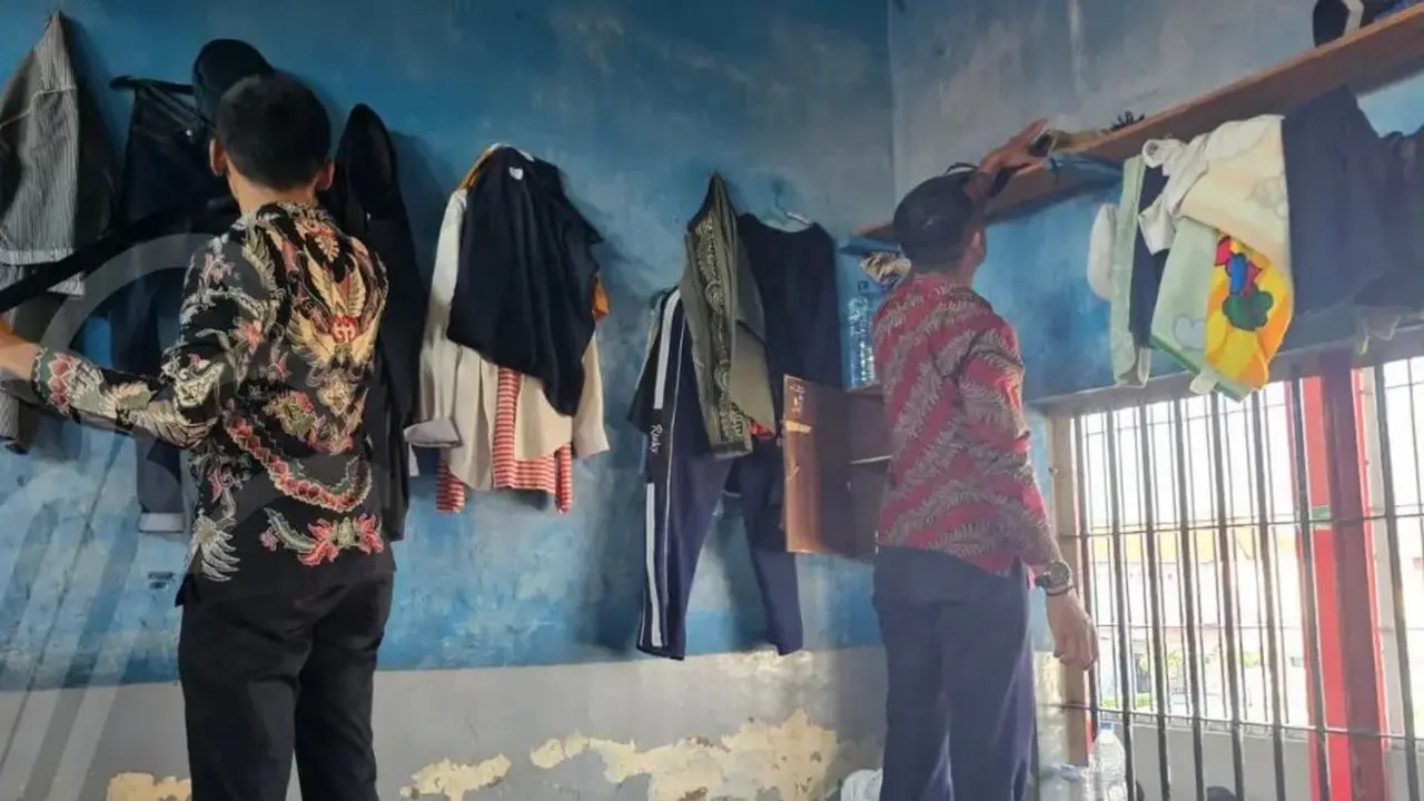 Sejumlah petugas secara ketat memeriksa isi kamar hunian warga binaan di Rutan Makassar. (Liputan6.com/Eka Hakim)