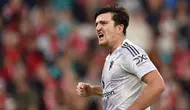 Enam menit berselang, Manchester United kembali unggul. Sundulan keras Harry Maguire ke pojok kiri bawah gawang Liverpool membuat publik Anfield membisu. (PETER POWELL/AFP)