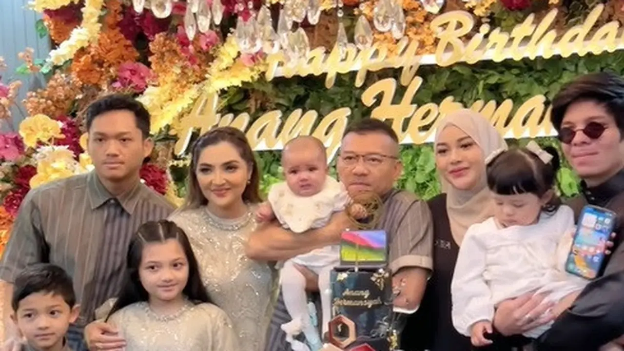 Potret Anang Hermansyah Gendong Azura di Pesta Ulang Tahun, si Kecil Anteng Meski Kondisi Rumah Ramai