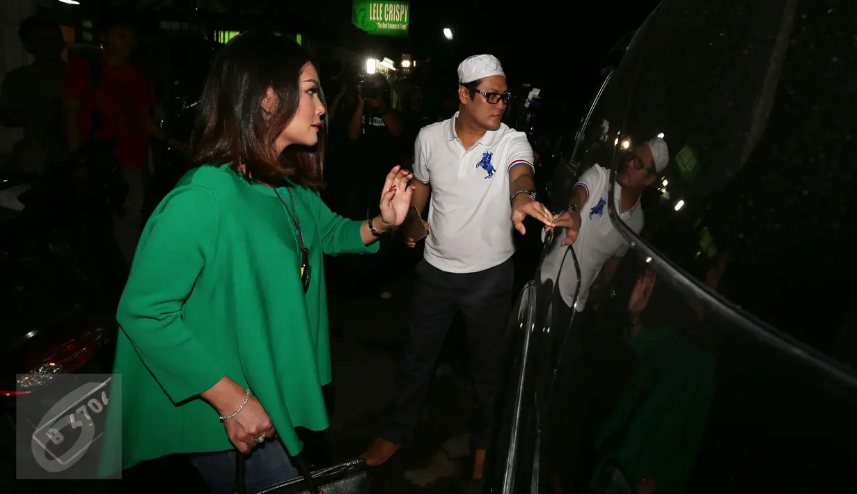 Kristina (kiri) bersama Gus Anom usai dari sebuah rumah makan di Tebet, Jakarta, Selasa (1/10). Kristina menampik anggapan dirinya tengah berkencan dengan sang ustadz. (Liputan6.com/Herman Zakharia)
