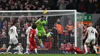 Andre Onana tampil baik saat MU tahan imbang Liverpool 0-0 pada lanjutan Liga Inggris 2023/2024 di Anfield hari Senin (18/12/2023) dini hari WIB. (PAUL ELLIS / AFP)