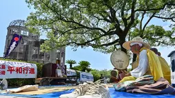 Sehari jelang upacara peringatan 80 tahun bom atom pertama di dunia, Kubah Bom Atom di kota Hiroshima, Prefektur Hiroshima ramai dikunjungi wisatawan dan peziarah. (Richard A. Brooks/AFP)