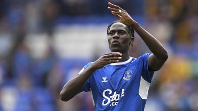 Amadou Onana. Gelandang bertahan berusia 21 tahun ini baru saja bergabung dengan Everton pada awal musim 2022/2023 usai didatangkan dari LOSC Lille dengan nilai transfer mencapai 35 juta euro. Musim ini ia telah tampil dalam 13 laga di Liga Inggris dengan torehan 1 assist. Sementara bersama Timnas Belgia hingga kini ia baru mengoleksi 2 caps sejak melakukan debut pada 3 Juni 2022. (AFP/Oli Scarff)