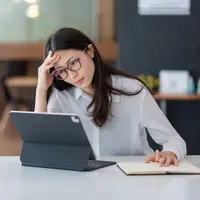 ilustrasi perempuan stres tertekan/Amnaj Khetsamtip/Shutterstock