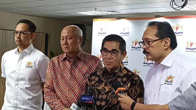 Kuasa Hukum Kadin Indonesia Hamdan Zoelva saat konferensi pers di Menara Kadin, Rabu (25/9/2024). (Foto: Liputan6.com/Maulandy R)