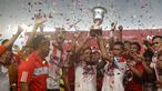 Para pemain Persija Jakarta mengangkat trofi juara usai menaklukan Bali United pada laga Trofeo Persija  di Stadion Utama Gelora Bung Karno, Jakarta, Sabtu (9/4/2016). (Bola.com/Nicklas Hanoatubun)