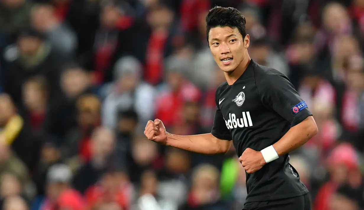 Gelandang Salzburg, Hwang Hee-Chan, merayakan gol yang dicetaknya ke gawang Liverpool pada laga Liga Champions di Stadion Anfield, Liverpool, Rabu (2/10). Liverpool menang 4-3 atas Salzburg. (AFP/Paul Ellis)