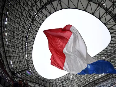 Aksi suporter Prancis dengan bendera negaranya saat laga Grup A Piala Eropa 2016 antara Prancis melawan Albania di Stade Velodrome, Marseille, (15/6/2016). (AFP/Franck Fife)