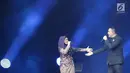 Penyanyi Siti Nurhaliza (kiri) berduet dengan Tulus dalam konser 'Dato Sri Siti Nurhaliza on Tour' di Istora Senayan, Jakarta, Kamis (21/2). Siti mengaku gugup saat berduet dengan Tulus. (Fimela.com/Bambang E Ros)