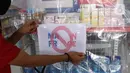 Karyawan menutup produk yang diboikot karena dinilai berafiliasi dengan Prancis dengan menggunakan pelastik dan bertada silang di sebuah minimarket di Tangerang, Banten, Kamis (5/11/2020). (Liputan6.com/Angga Yuniar)