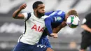 Bek Tottenham Hotspur, Japhet Tanganga berebut bola dengan penyerang Chelsea, Timo Werner pada pertandingan babak keempat Piala Liga Inggris di Stadion Tottenham Hotspur, London, Selasa (29/9/2020). Tottenham menang adu penalti atas Chelsea 5-4. (Neil Hall/Pool via AP)