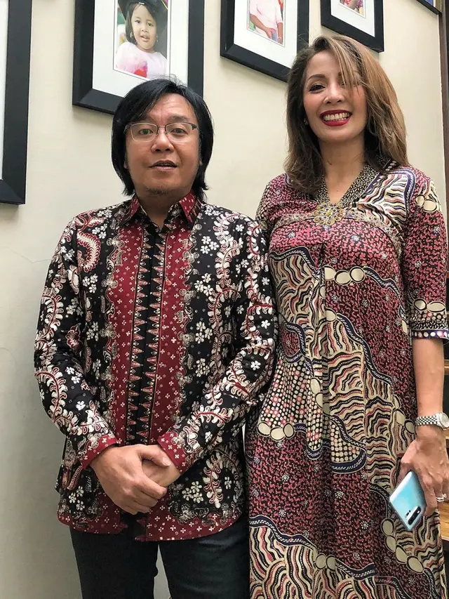 Jarang Terekspos, Ini 6 Momen Manis Ari Lasso dan Istrinya