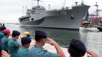 Personel TNI AL menyambut kedatangan kapal komando Amerika Serikat USS Blue Ridge (LCC-19) di dermaga JICT 2, Pelabuhan Tanjung Priok, Jakarta, Rabu (1/5/2019). Kunjungan kapal komando Armada ke-7 AS itu dalam rangka peringatan ke-70 tahun hubungan diplomatik Indonesia dan AS. (AP/Dita Alangkara)