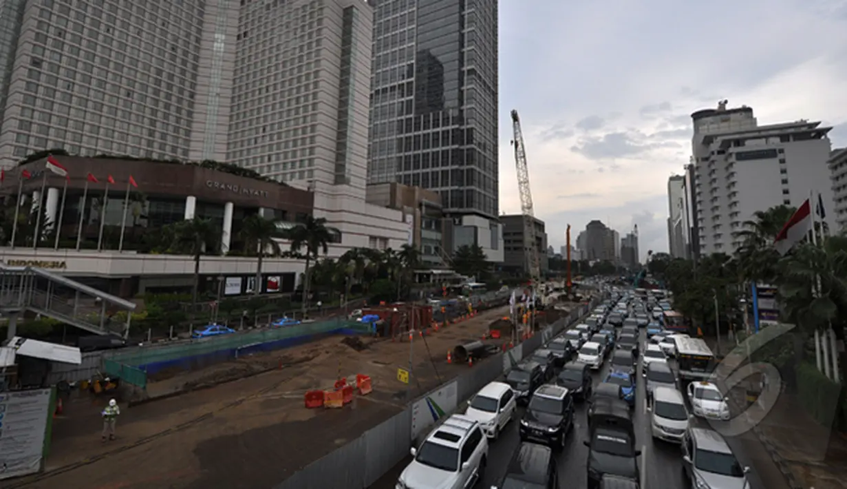 Proyek MRT yang memakan badan jalan menyebabkan kemacetan di kawasan Thamrin, Jakarta, Rabu (4/3/2015). Pengeboran jalur MRT dan stasiun bawah tanah akan dimulai pada Agustus 2015 mendatang.  (Liputan6.com/Faizal Fanani)
