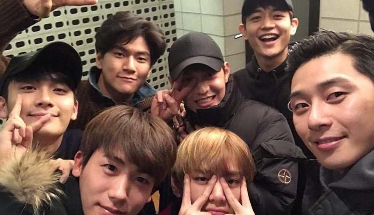 Aktor Park Hyung Sik juga diketahui dekat dengan ketiganya sejak ia membintangi drama ‘Hwarang’ bersama V BTS dan Park Seo Joon pada 2016 lalu. ((Liputan6.com/IG/@phs1116)