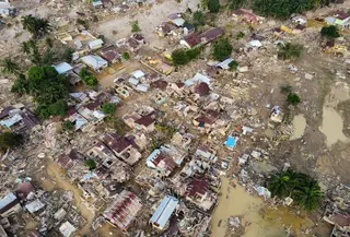 Berdasar informasi dari data bencana hidrometeologi siklon tropis senyar yang dikeluarkan Badan Penanggulangan Bencana Daerah (BPBD) Kabupaten Aceh Tamiang pada Kamis (4/12) malam, setidaknya terdapat 2.698 rumah warga di Kabupaten Aceh Tamiang yang mengalami kerusakan parah. Tampak foto udara yang diambil menggunakan drone ini menunjukkan wilayah yang terdampak banjir bandang di Aceh Tamiang, Pulau Sumatra, Kamis 4 Desember 2025. (AP Photo/Binsar Bakkara)
