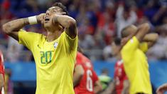 Striker Brasil, Roberto Firmino, tampak kecewa usai ditahan imbang Swiss pada laga Grup E Piala Dunia di Rostov Arena, Rostov-on-Don, Minggu (17/6/2018). Kedua negara bermain imbang 1-1. (AP/Filipe Dana)