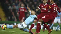 Striker Manchester City, Sergio Aguero, berusaha mencetak gol ke gawang Liverpool pada laga Premier League di Stadion Anfield, Minggu (14/1/2018). Liverpool menang 4-3 atas Manchester City. (AP/Dave Thompson)