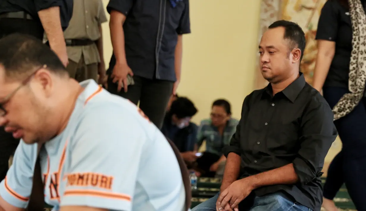 "Kita sangat berduka, karena dia sebagai pembimbing. Tentunya tim film Chrisye kehilangan pembimbing. Kita berharap hasil filmnya bisa membanggakan beliau," kata Rizal Mantovani, di rumah duka, Kamis (24/11/2016). (Adrian Putra/Bintang.com)