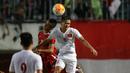 Pemain Timnas Indonesia, Abdul Rachman (kiri) berduel dengan pemain Vietnam pada laga uji coba di Stadion Maguwoharjo, Sleman, Minggu (09/10/2016). (Bola.com/Nicklas Hanoatubun)