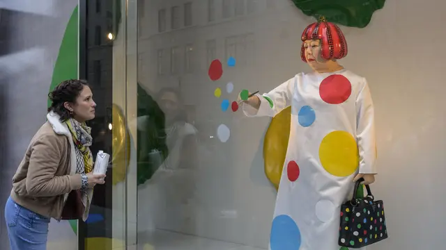 Demam Yayoi Kusama di Toko-Toko Louis Vuitton di Dunia
