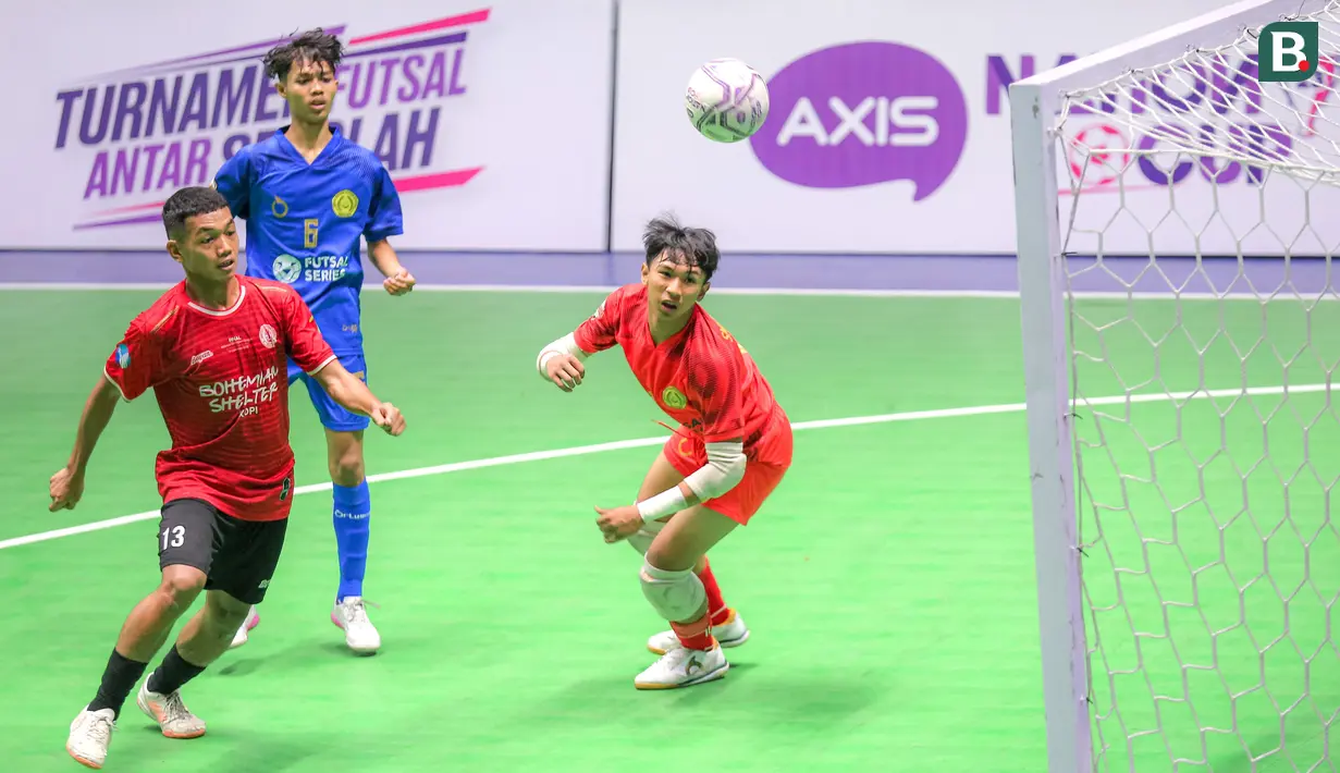 Pemain SMA 8 Makassar (kiri) berusaha menjebol gawang SMK Nusantara Jakarta pada laga Grand Final AXIS Nation Cup 2023 di Istora Senayan, Jakarta, Minggu (15/10/2023). (Bola.com/Bagaskara Lazuardi)