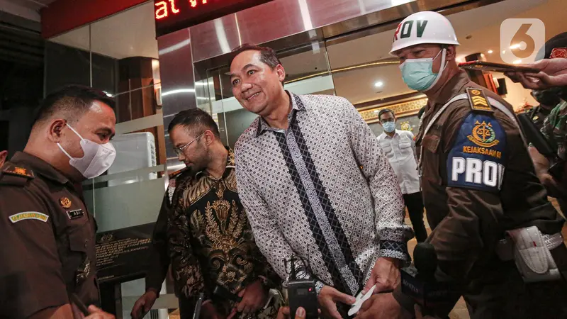 FOTO: Ekspresi Mantan Menteri Perdagangan Muhammad Lutfi Usai Diperiksa Kejagung