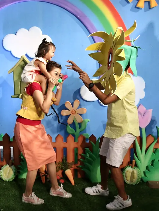 Selain beberapa artis di atas, Ruben juga mengundang sahabatnya, Ayu Ting Ting. Namun pada acara itu, Ayu tidak bisa hadir lantaran sedang sakit. Ruben juga membantah sakitnya Ayu lantaran di berhentikan dari acara Pesbukers. (Adrian Putra/Bintang.com)