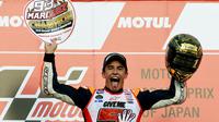 Helm dengan warna dominan emas ini dibawa Marc Marquez ke podium MotoGP Jepang di Sirkuit Motegi, Jepang, (16/10/2016), setelah memastikan gelar juara dunia MotoGP 2016. (AFP/Toshifumi Kitamura)