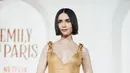 Saat hadiri premiere di Roma, Lily Collins tampil bersinar dalam balutan bodycon dress emas dari Schiaparelli. [Dok/@lilyjcollins].