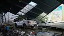 Dengan membawa angin kencang berkecepatan hingga 183 km/jam, terjangan Topan Kalmaegi menyebabkan kerusakan yang cukup luas, pemadaman listrik massal, serta hujan lebat yang memicu banjir. Tampak dalam foto, sebuah kendaraan tertimpa struktur atap yang runtuh di kawasan pesisir Quy Nhon, Provinsi Gia Lai, Vietnam Tengah, pada Jumat 7 November 2025. (NHAC NGUYEN/AFP)