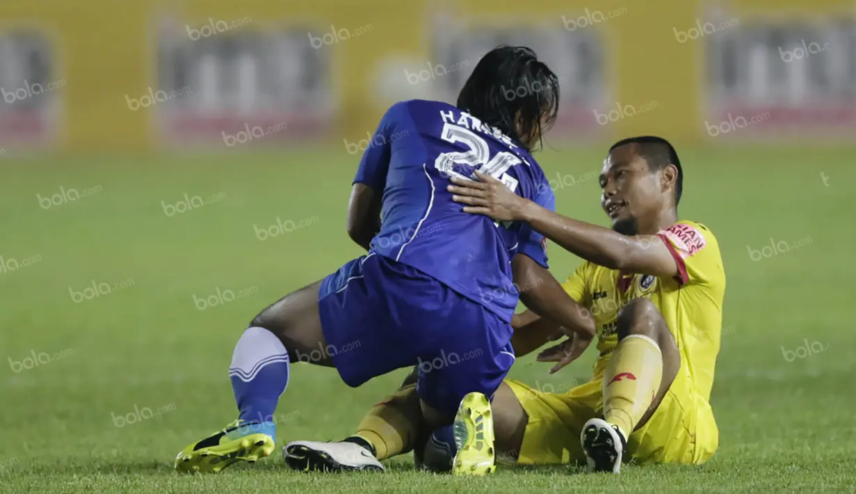 Gelandang Sriwijaya FC, Muhammad Ridwan, menjadi pemain yang mengantarkan Persib meraih gelar ISL 2014. Sempat dikabarkan keluar karena cedera, namun pemain dengan nomor 23 itu akhirnya memilih gabung ke Palembang. (Bola.com/Vitalis Yogi Trisna)