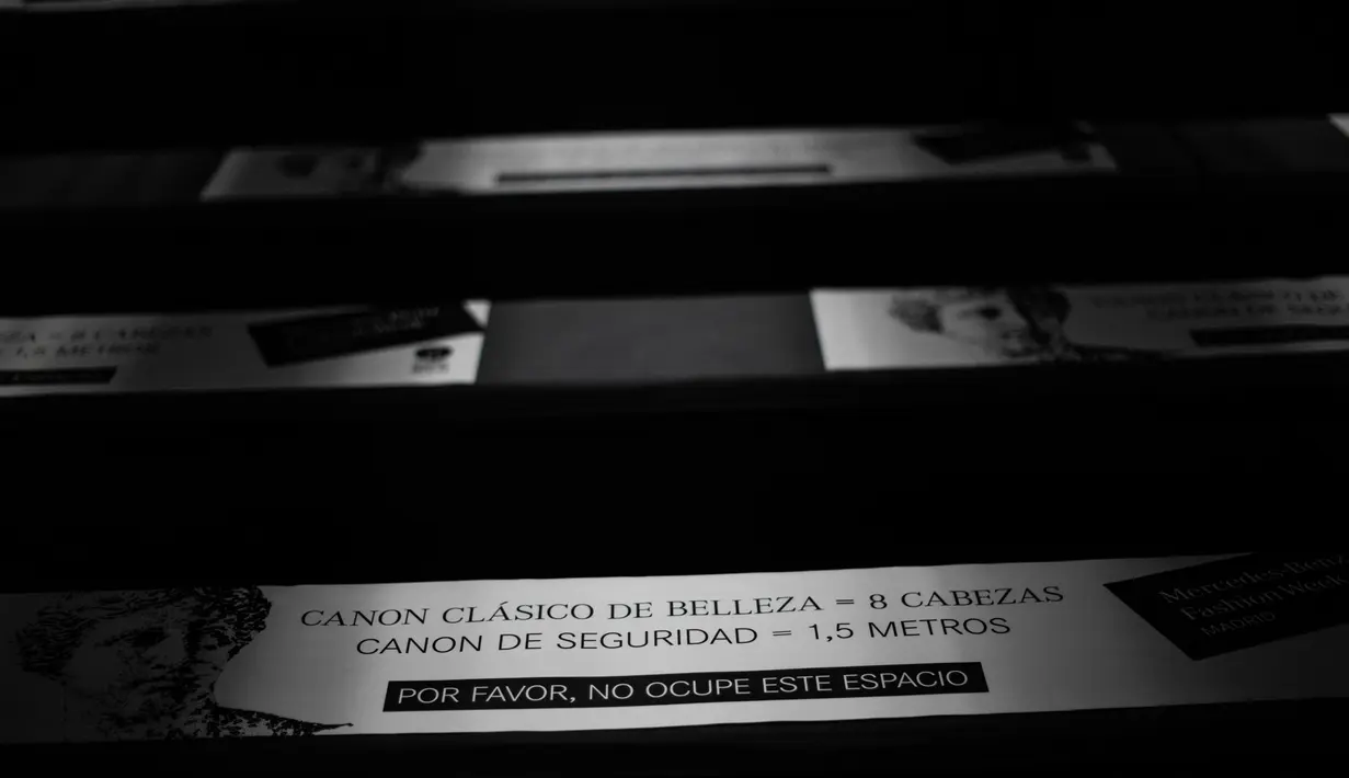 Stiker yang menandai jarak sosial ditempatkan di bangku penonton Mercedes-Benz Fashion Week sehari sebelum dimulai di Madrid, Rabu (9/9/2020). Mode Spanyol berlangsung dari 10 - 13 September di bawah protokol kesehatan dan pedoman jarak sosial karena pandemi corona. (AP Photo/Bernat Armangue)