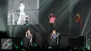 Aksi boy band SHINee pada saat konser bertajuk "SHINee World V in Jakarta" di kawasan Kemayoran, Jakarta, Sabtu (12/11). SHINee tampil dengan membawakan 30 lagu dan album baru mereka 1 of 1. (Liputan6.com/Herman Zakharia)