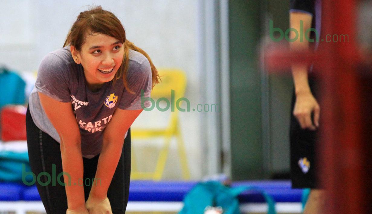 Yolla Yuliana sempat deg-degan saat tampil di laga perdana Proliga 2016 melawan Jakarta PGN Popsivo di GOR Ken Arok, Malang, Jumat (19/2/2016). (Bola.com/Nicklas Hanoatubun)