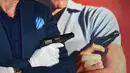 Pistol PP Walther yang digunakan Sean Connery dalam film James Bond pertama, "Dr. No" (1962) saat pratinjau pers di Beverly Hills, California, Selasa (23/11/2020). Properti film itu diperkirakan terjual sekitar Rp2,1 miliar hingga Rp2,8 miliar di Julien's Auctions pada 3 Desember. (Robyn Beck/AFP)