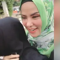 Kemacetan di Jakarta tidak jarang sering menghambat mobilitas warga untuk beraktifitas, termasuk juga para artis.