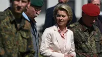Menteri Pertahanan Jerman, Ursula von der Leyen tengah mengunjungi barak militer 291st Jagerbataillon Illkirch-Graffenstaden terkait dengan temuan memorabilia Nazi (FREDERICK FLORIN / AFP)